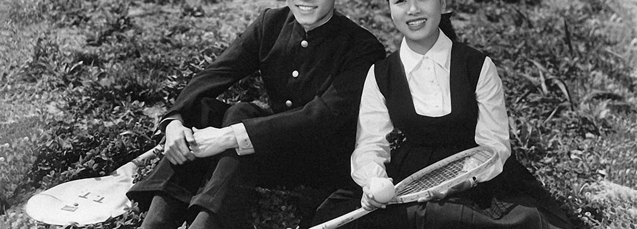 Youth’s Romance Seat: Sitting on the grass
