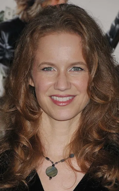 Laura Cayouette